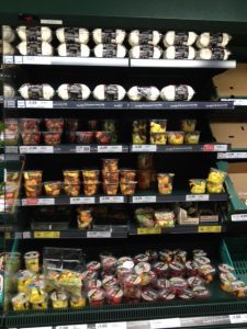 Driving sales - Meringues with prepared fruit. 