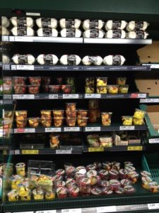 Driving sales - Meringues with prepared fruit. 